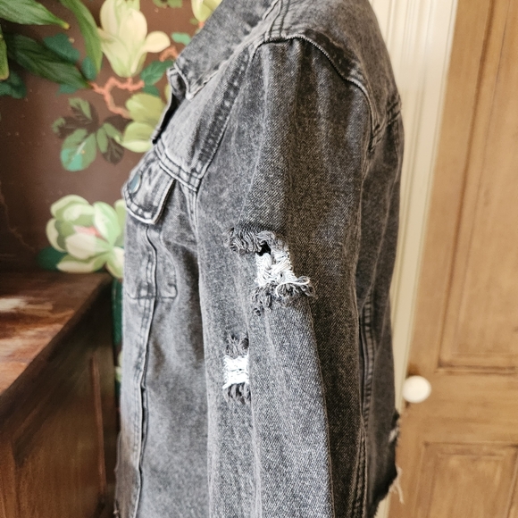 BOUTIQUE STYLE Fitted Distressed Jean Jacket Size Small - Picture 6 of 11